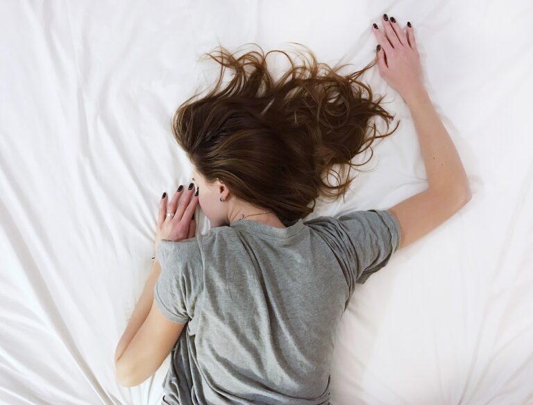 White Sheet Bed Room People Girl - StockSnap / Pixabay